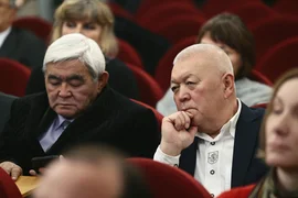 Кыргыз Эл акыны Акбар Рыскулов менен КР Мамлекеттик Китеп палатасынын директору Койчуман Момункулов.jpg