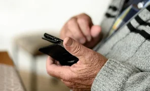 mobile-4515168_1920.2e16d0ba.format-webp.fill-1668x1014 (1).webp