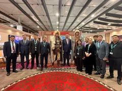 ots-secretary-general-visited-member-states-and-observers-national-pavilions-at-wuf13_3.jpg