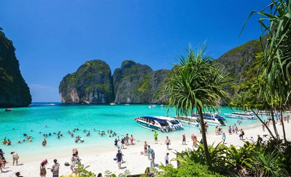 plyazh-phuket.2e16d0ba.format-webp.fill-1668x1014.webp